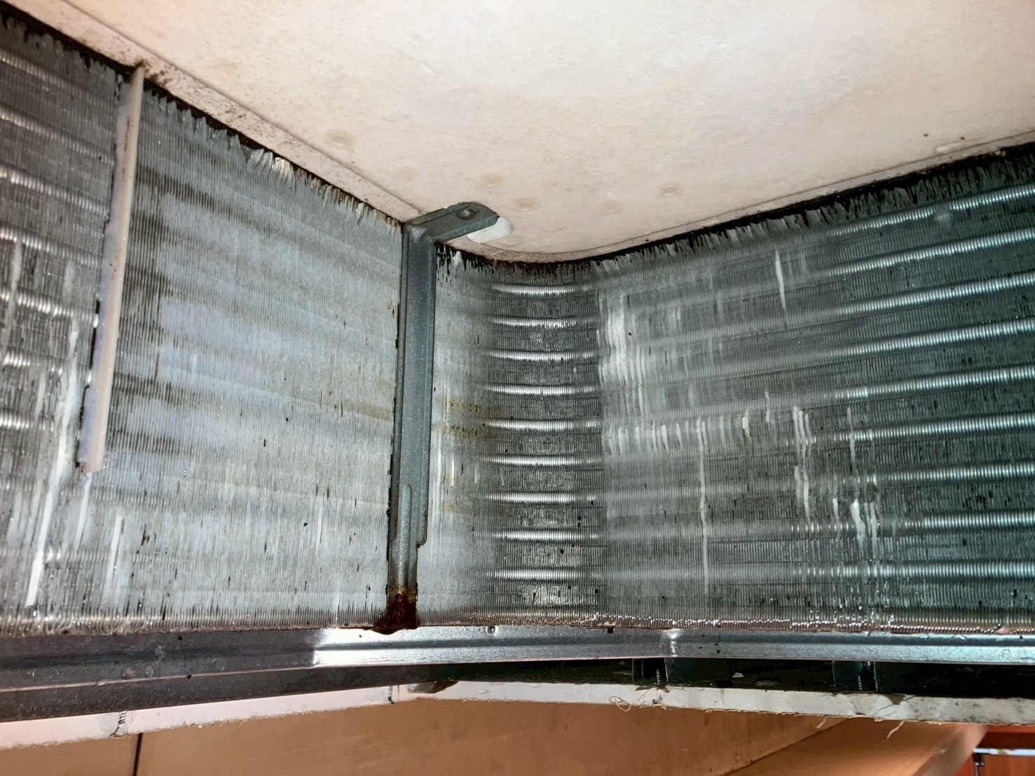 洗浄後の熱交換器。アルミのフィンが見えるまできれいになった