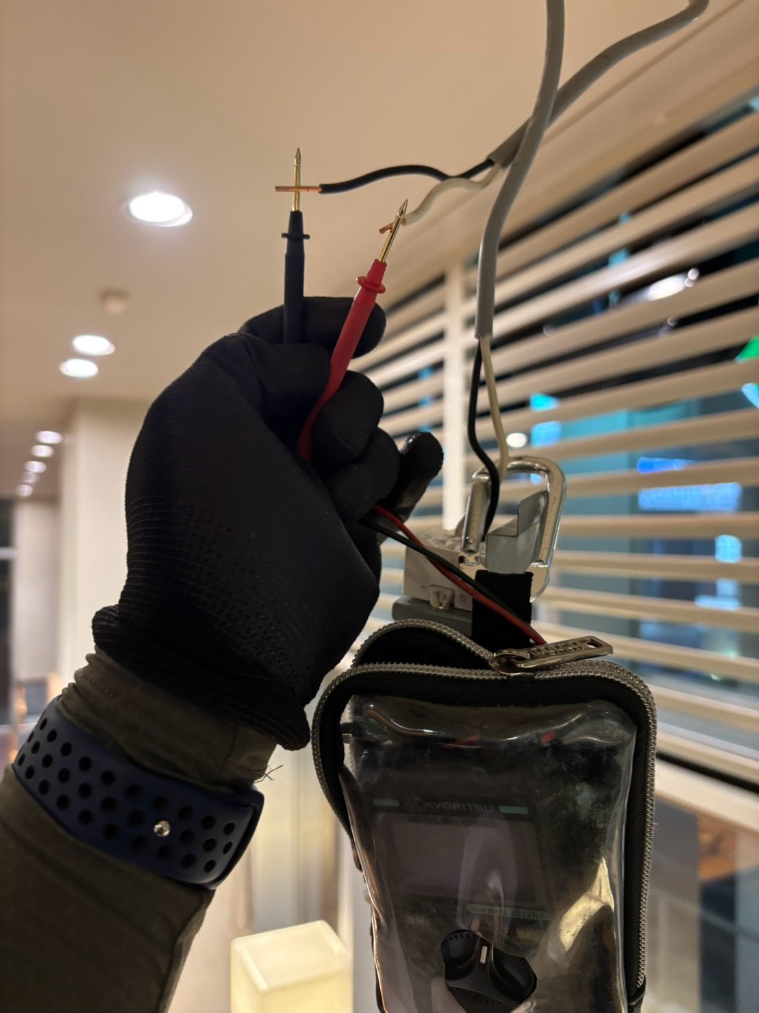 テスターで電源を測定している様子